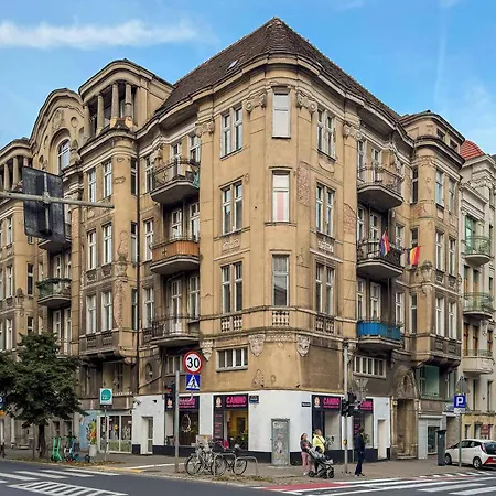 Family With Balcony Near Mtp By Renters Apartment