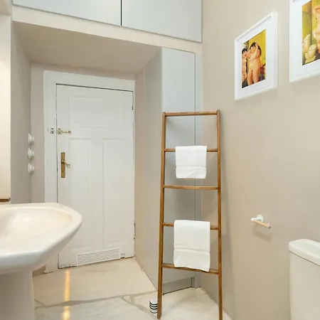 Family With Balcony Near Mtp By Renters